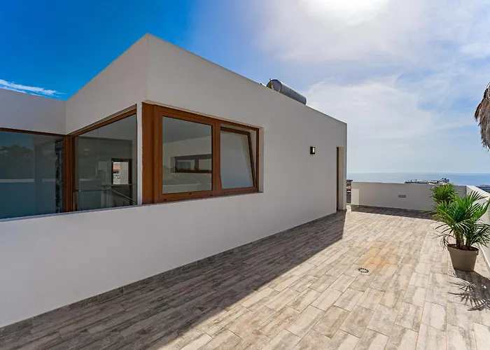 Fabulous Contemporary 5 Bedroom With Private Heated Pool, Sleeps Max 13 *