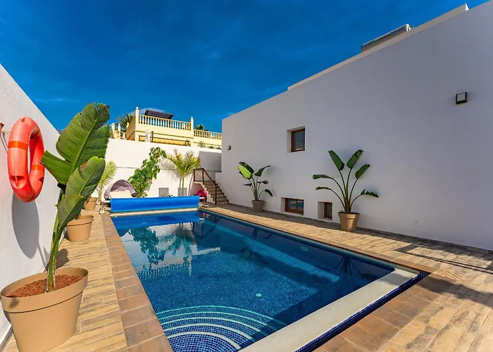 וילה Fabulous Contemporary 5 Bedroom With Private Heated Pool, Sleeps Max 13