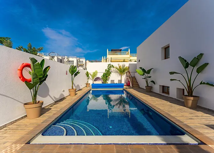 וילה Fabulous Contemporary 5 Bedroom With Private Heated Pool, Sleeps Max 13