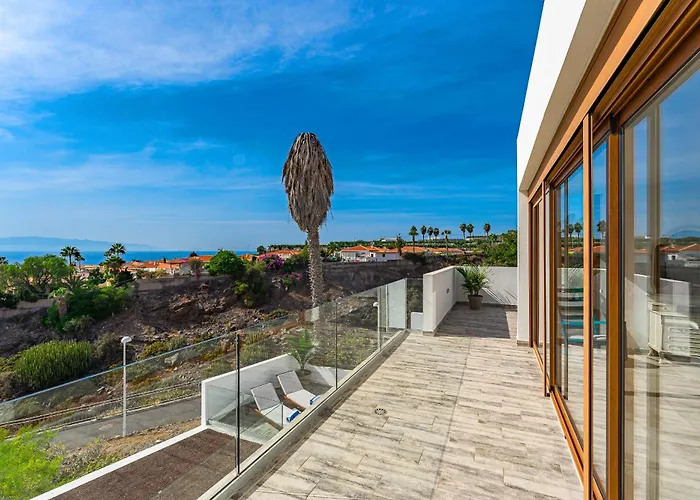 Fabulous Contemporary 5 Bedroom With Private Heated Pool, Sleeps Max 13 וילה קיאו סלבאחה