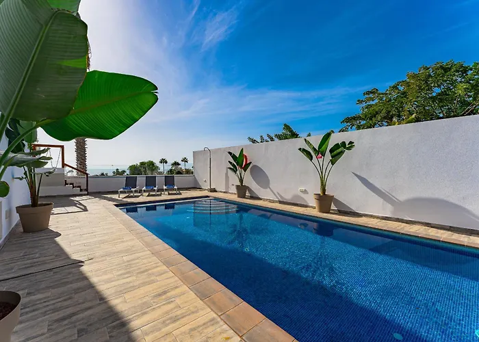Fabulous Contemporary 5 Bedroom With Private Heated Pool, Sleeps Max 13 קיאו סלבאחה
