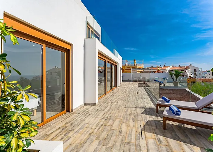 Fabulous Contemporary 5 Bedroom With Private Heated Pool, Sleeps Max 13 וילה